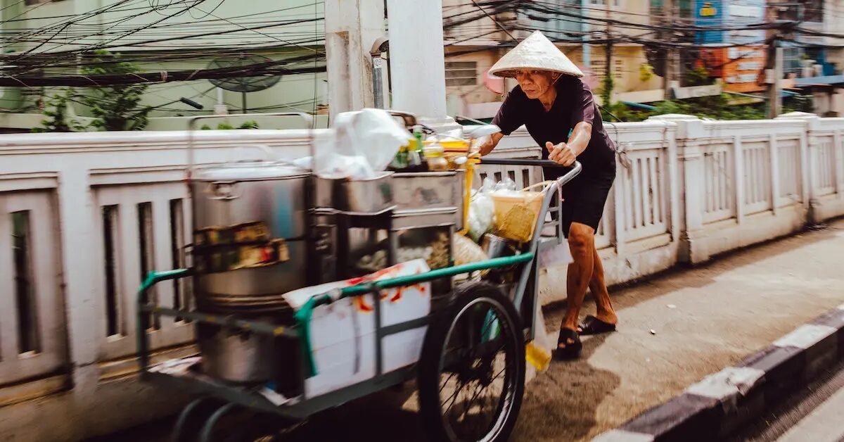 bangkok-man-pushng-cart